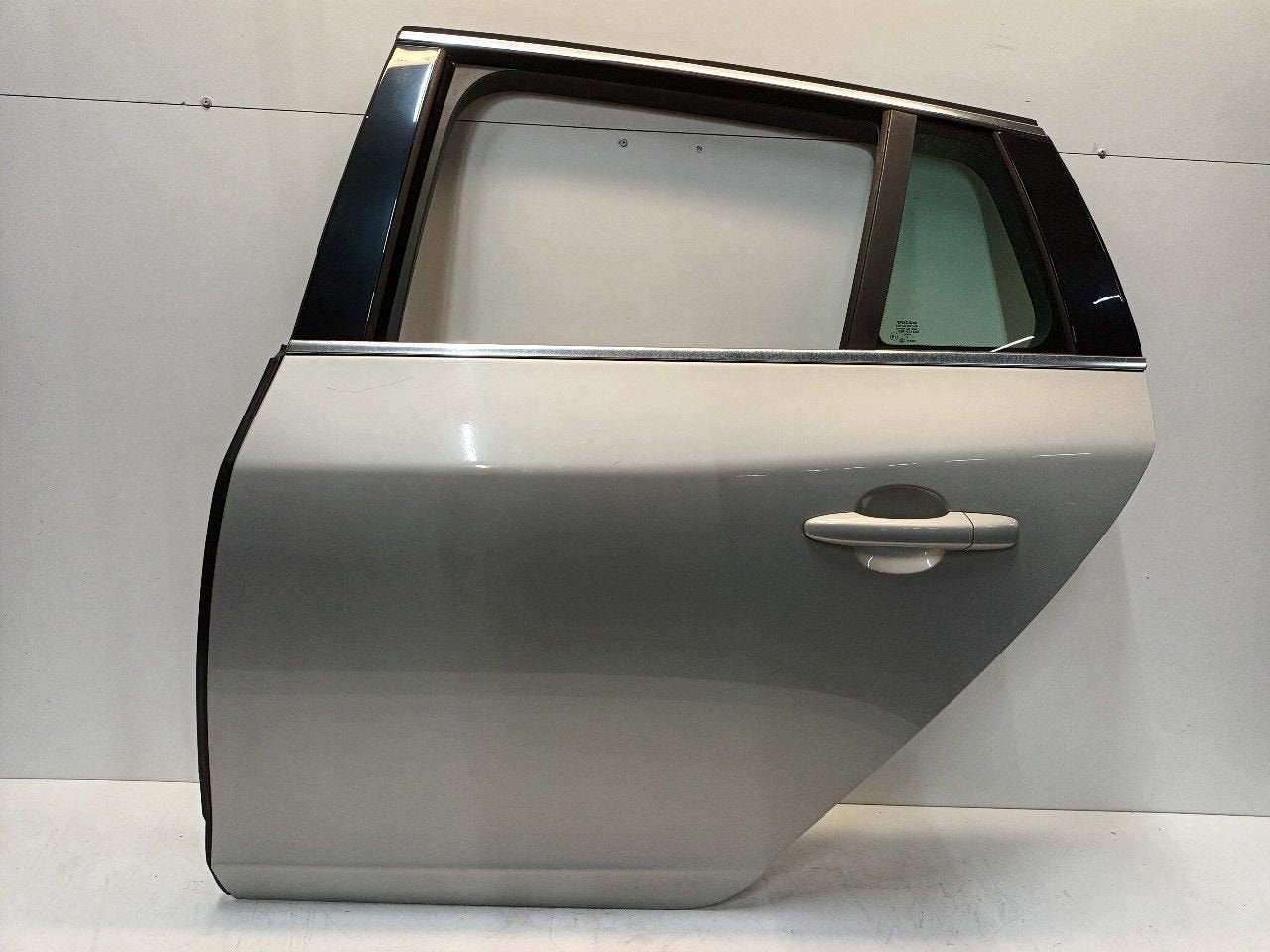 Portier links achter Volvo V60, Onderdelen@venauto.nl, Van der Ven Autorecycling B.V., Ettenseweg 76, 4706 PB Roosendaal, The Netherlands