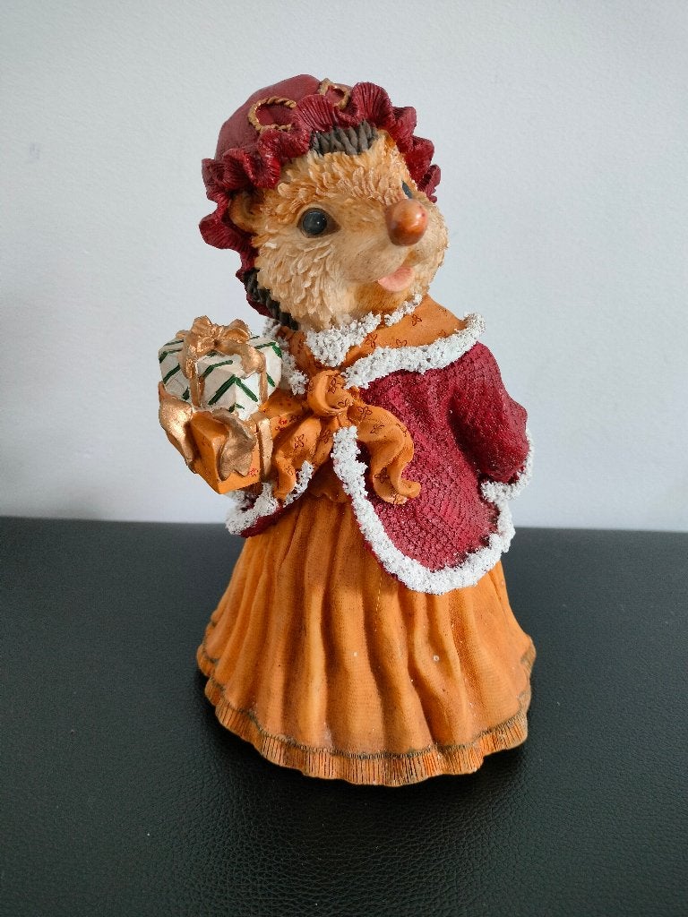beeld van egel met kerstkleding en cadeautjes, 22 cm hoog, Ophalen of Verzenden, Zo goed als nieuw