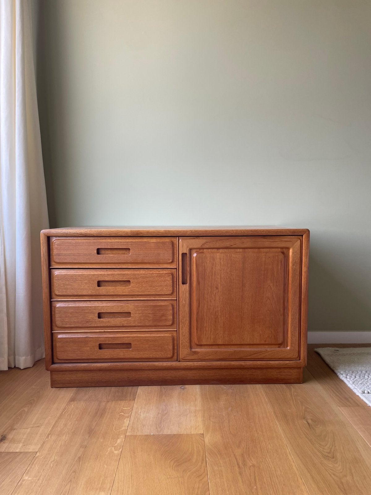 Dyrlund kast kastje lowboard vintage Deens design meubel, Huis en Inrichting, Kasten | Dressoirs, Ophalen, Zo goed als nieuw