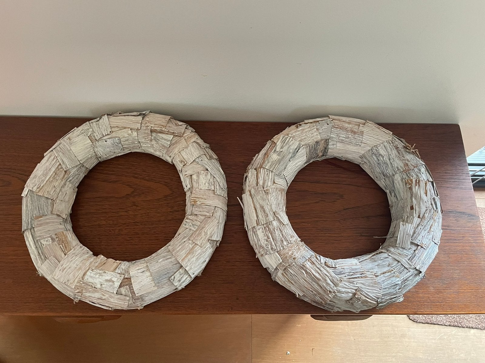 2 kransen van gedroogd bananenblad, Huis en Inrichting, Woonaccessoires | Kransen, Ophalen, Zo goed als nieuw