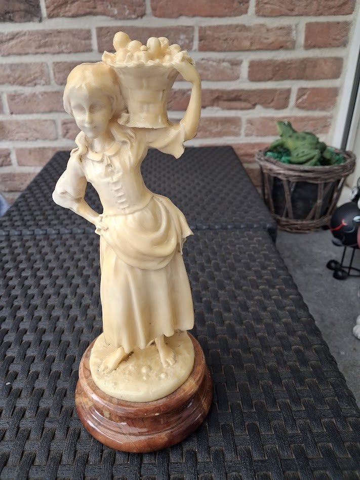 Vintage Alabaster Santini beeld. Hoogte : 25 cm., Antiek en Kunst, Ophalen of Verzenden
