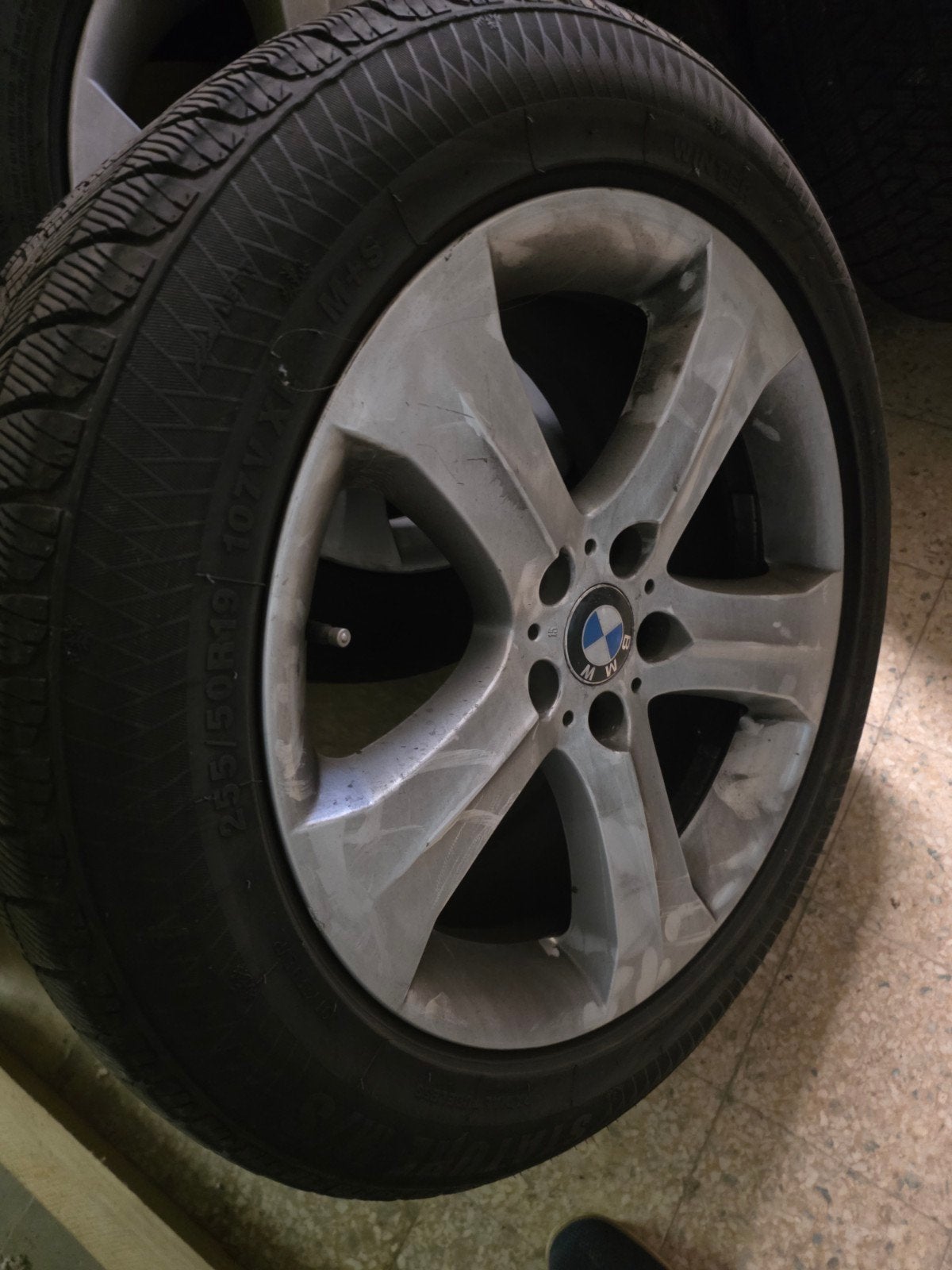 Jantes et pneus bmw x5 x6 il en a 4, Autos : Pièces & Accessoires, Enlèvement, Pneu(s)