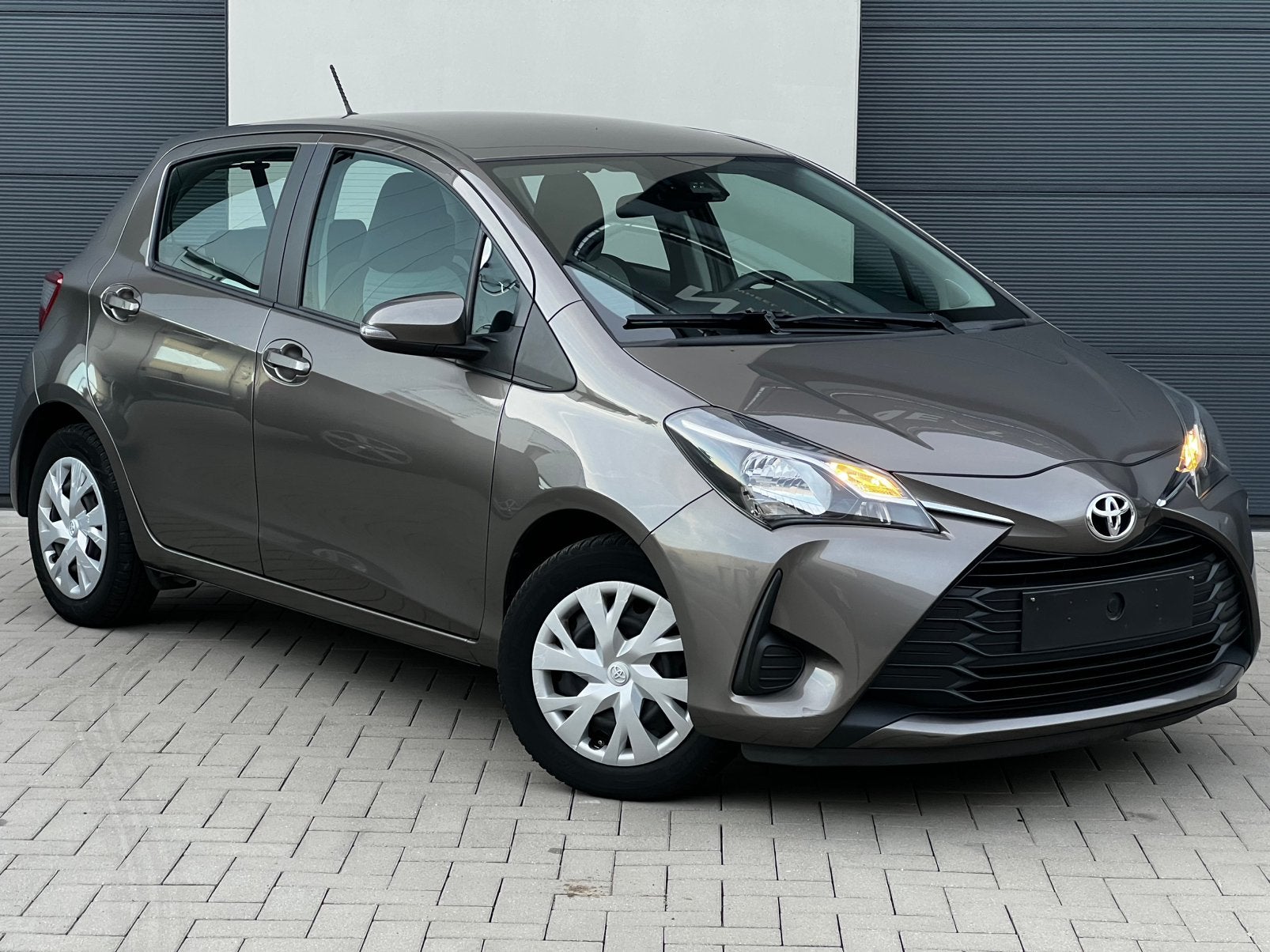 Toyota yaris / benzine / automaat / 2019 / 1 jaar garantie, Auto's, Toyota, Stof, 4 cilinders, Bruin, Yaris
