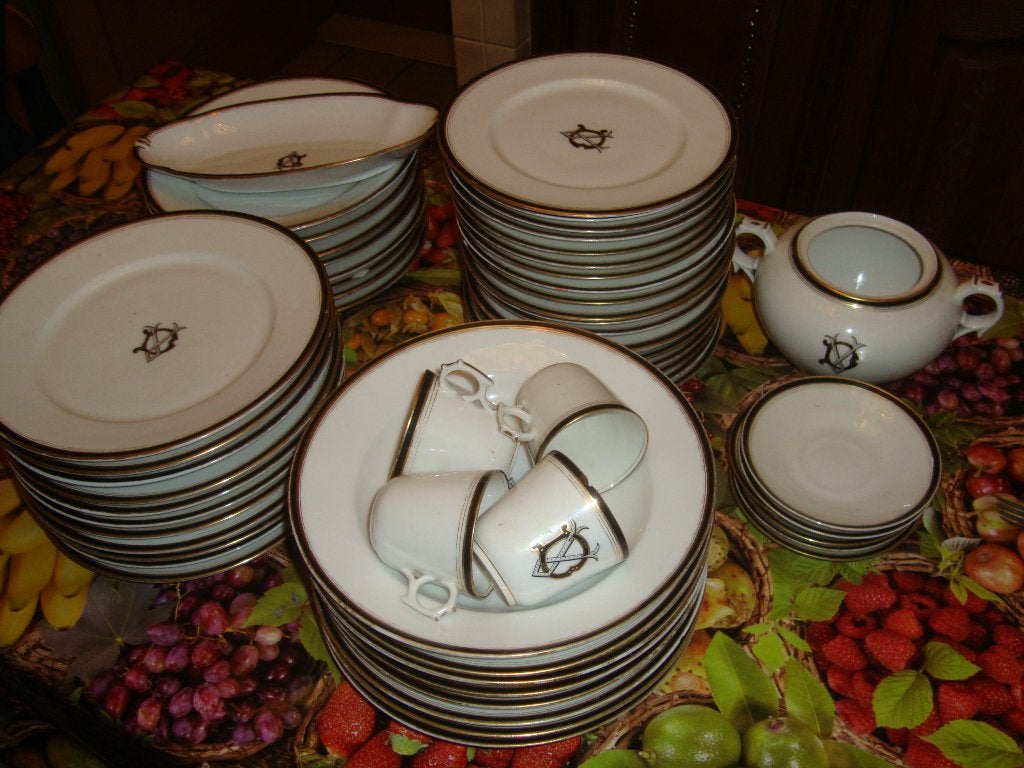 Lot d'assiettes en porcelaine avec monogramme., Antiquités & Art, Enlèvement
