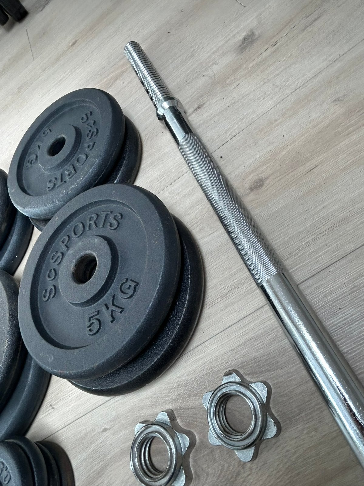 6kg halterstang + 44kg gewichten, Sport en Fitness, Ophalen, Zo goed als nieuw, Halterschijven