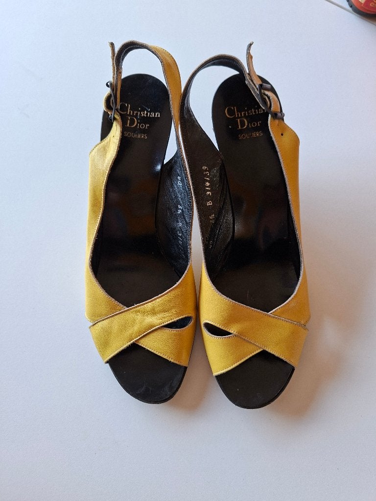 Vintage Christian Dior Souliers pumps, Vêtements | Femmes, Chaussures, Escarpins, Porté, Dior, Jaune