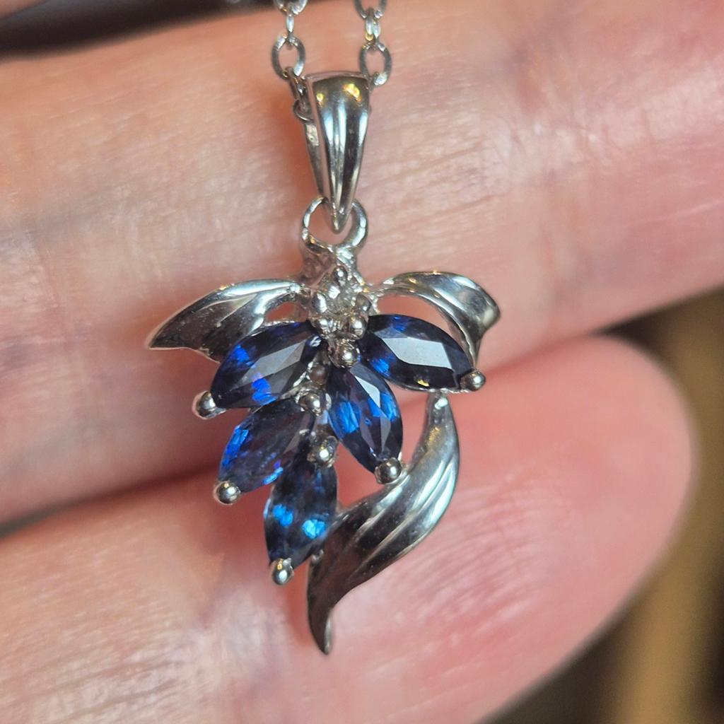 Hanger van 18-karaats goud met saffier en diamant., Handtassen en Accessoires, Kettinghangers, Zo goed als nieuw, Goud, Overige kleuren