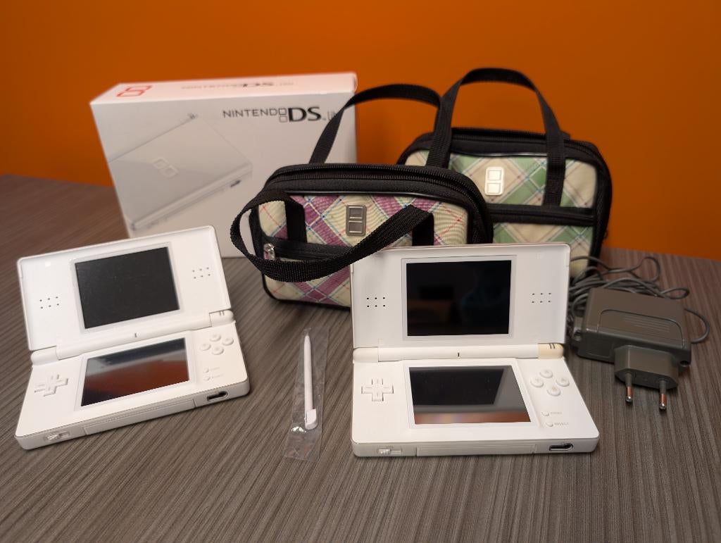 2 Nintendo DS lite consoles met 2 draagtassen, Games en Spelcomputers, Spelcomputers | Nintendo DS, Ophalen, Gebruikt, Wit, Met beschermhoes of tas