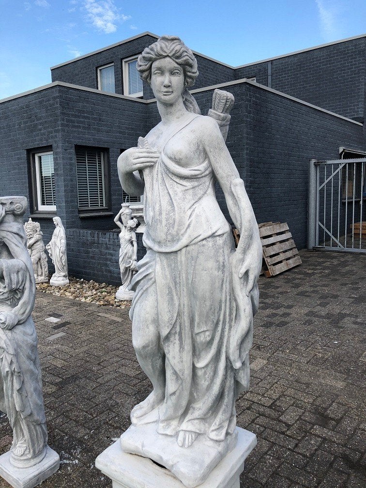 Beeld Artemis - Godin van de Jacht - Steen, Tuin en Terras, Ophalen of Verzenden, Steen, Mensenbeeld