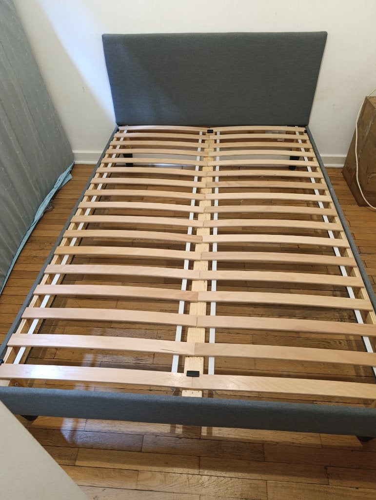 Bed en kledingkast, Ophalen