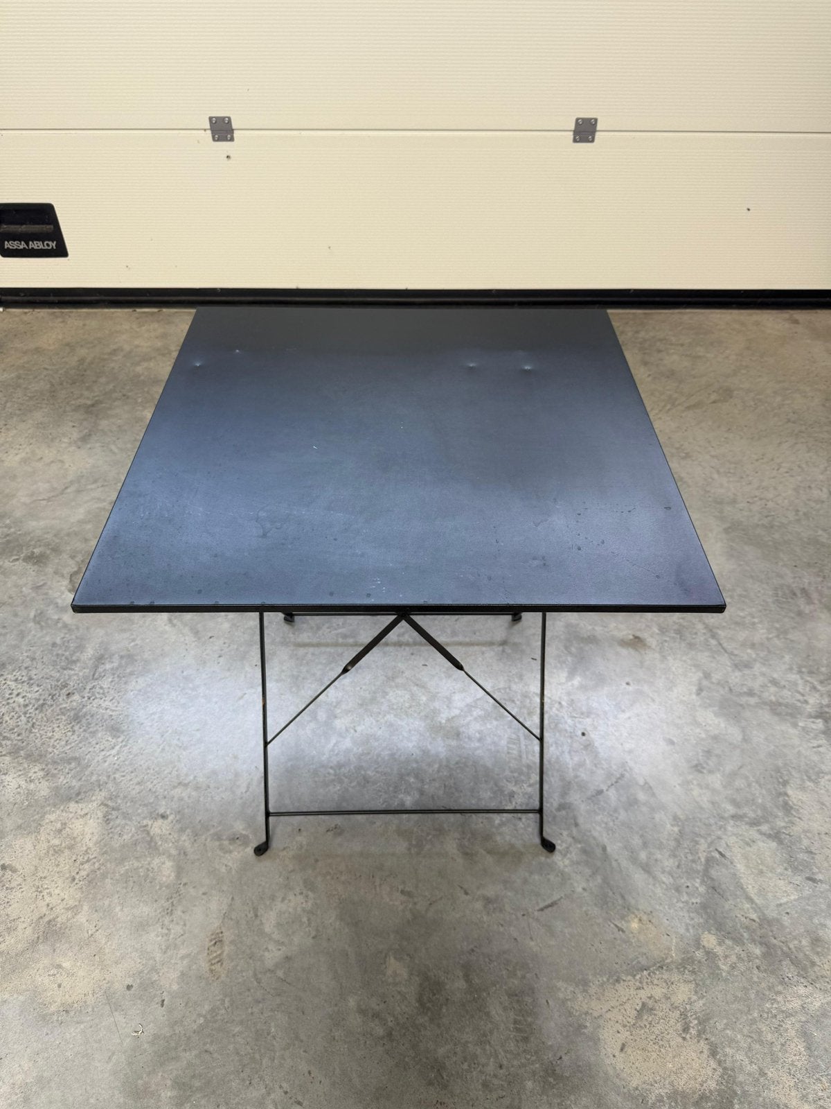 Zwarte bistrotafeltjes 100x100cm met lichte beschadiging, Huis en Inrichting, Tafels | Bijzettafels, Ophalen, Gebruikt, Metaal of Aluminium
