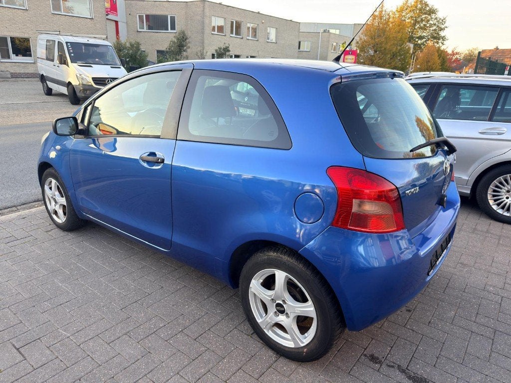 Toyota Yaris 1.3 benzine bouwjaar 2007 130000 km goede staat, Auto's, Stof, Zwart, 4 cilinders, Blauw