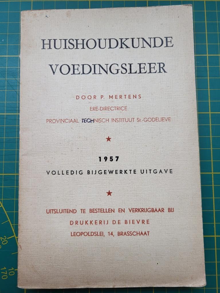 P. Mertens - Huishoudkunde en voedingsleer - 1957, Boeken, Ophalen of Verzenden, Gelezen