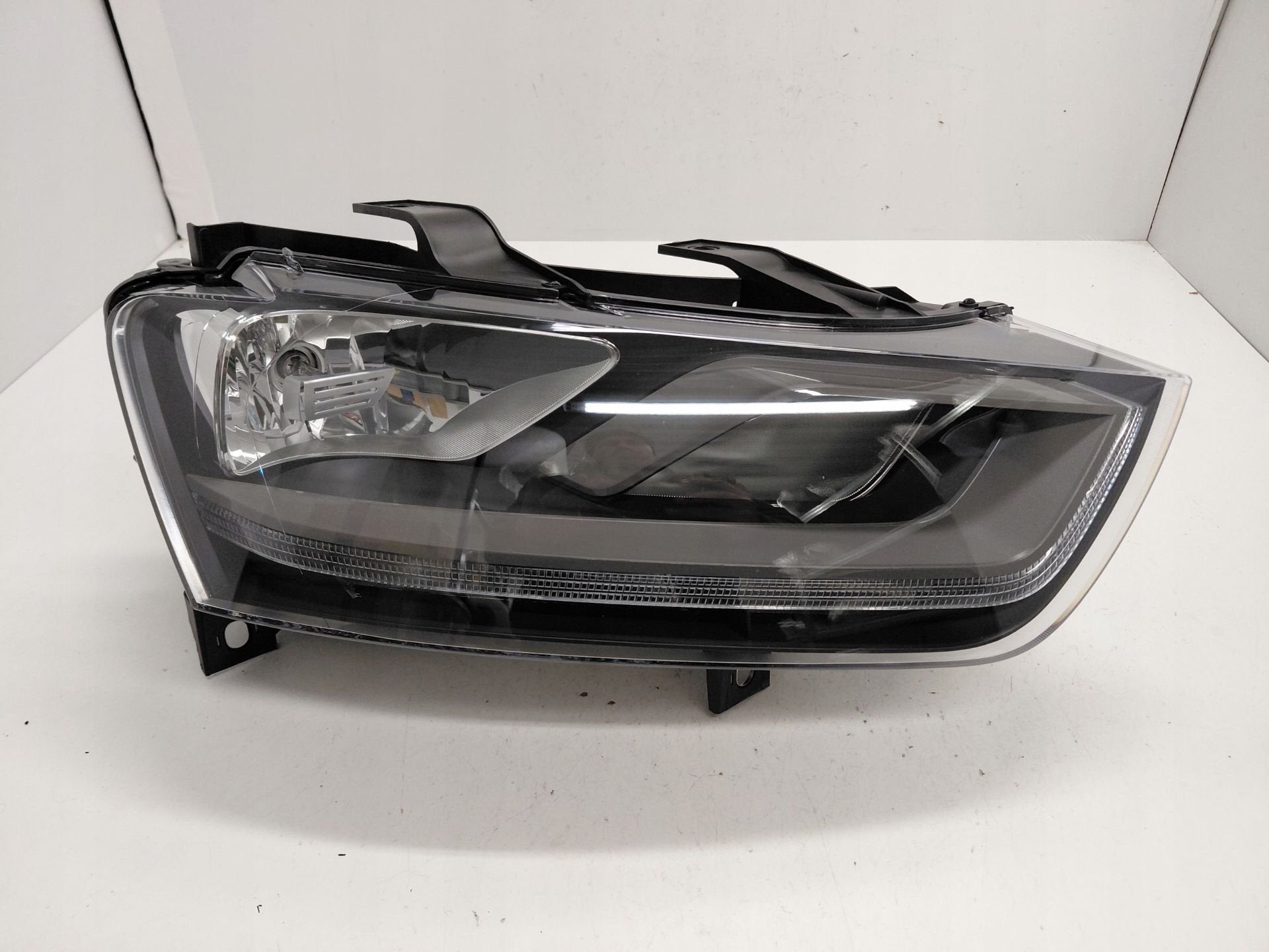 Phare droit Audi Q3 8U0941004M, Autos : Pièces & Accessoires, AUDI AG, Auto-Union-Strasse 1
85045  Ingolstadt, DE, Audi, Utilisé