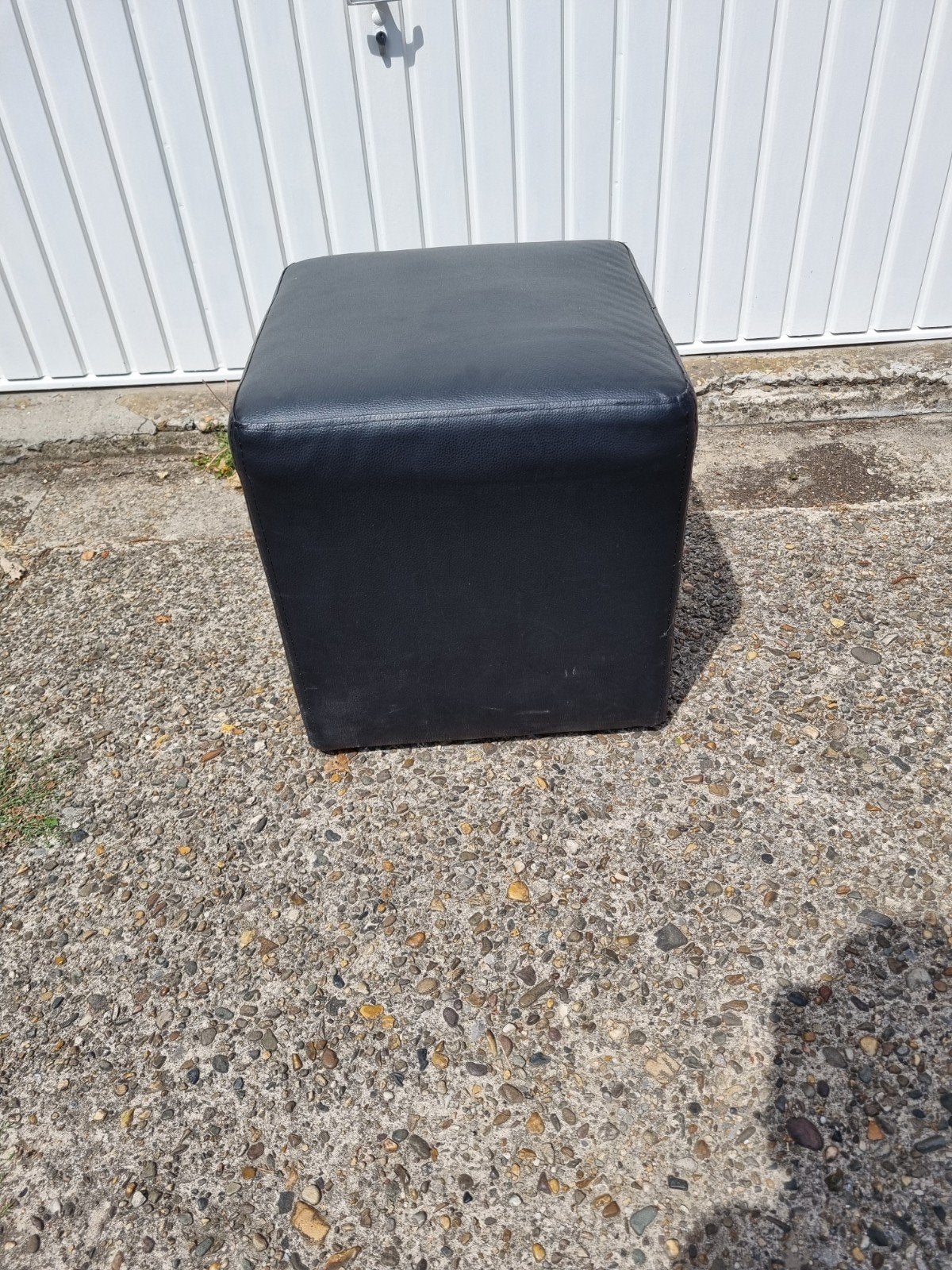 Te koop: Stevige zwarte kunstlederen kubuspoef / hocker, Ophalen, Vierkant