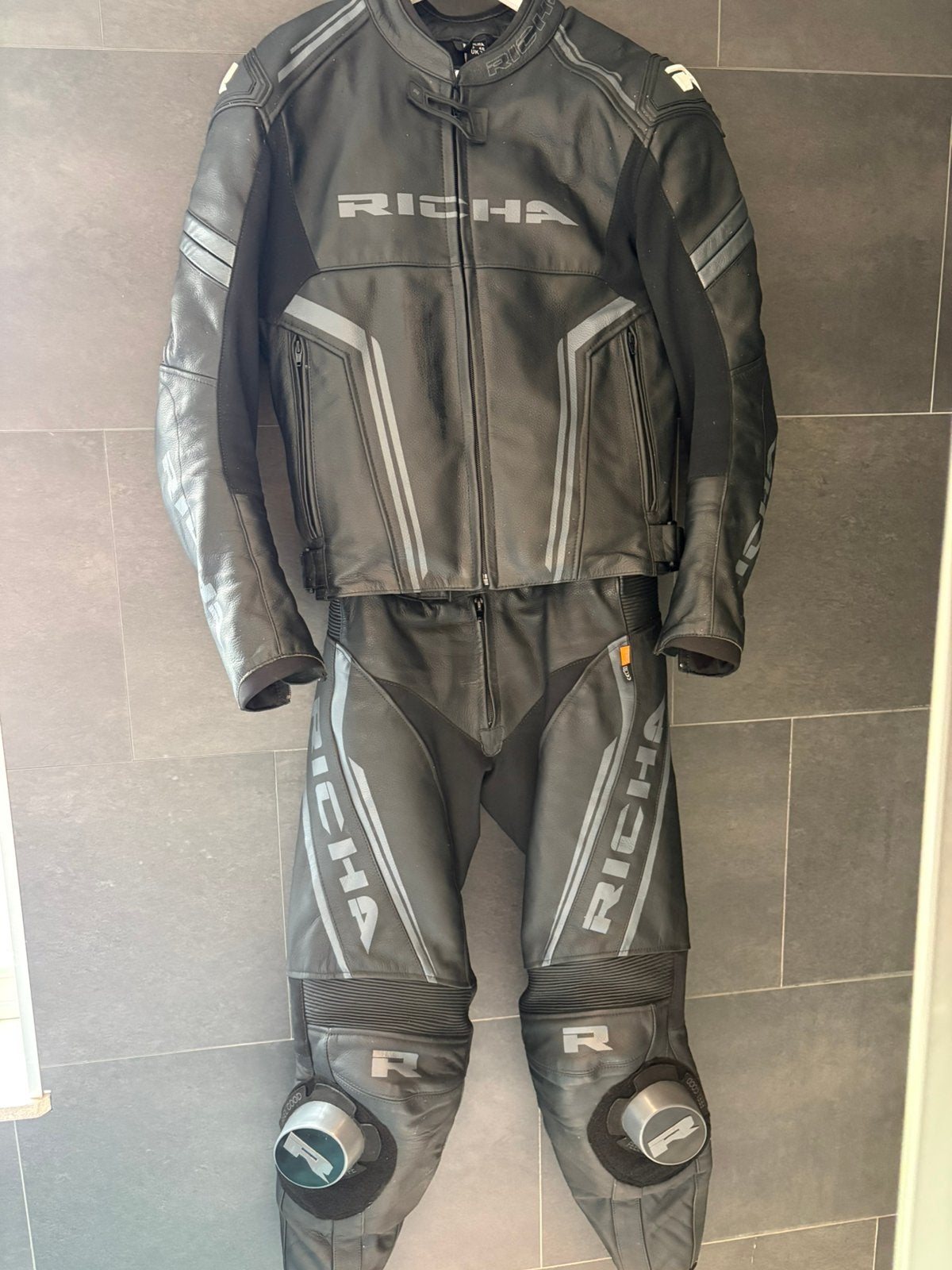Combinaison de moto Richa, Enlèvement