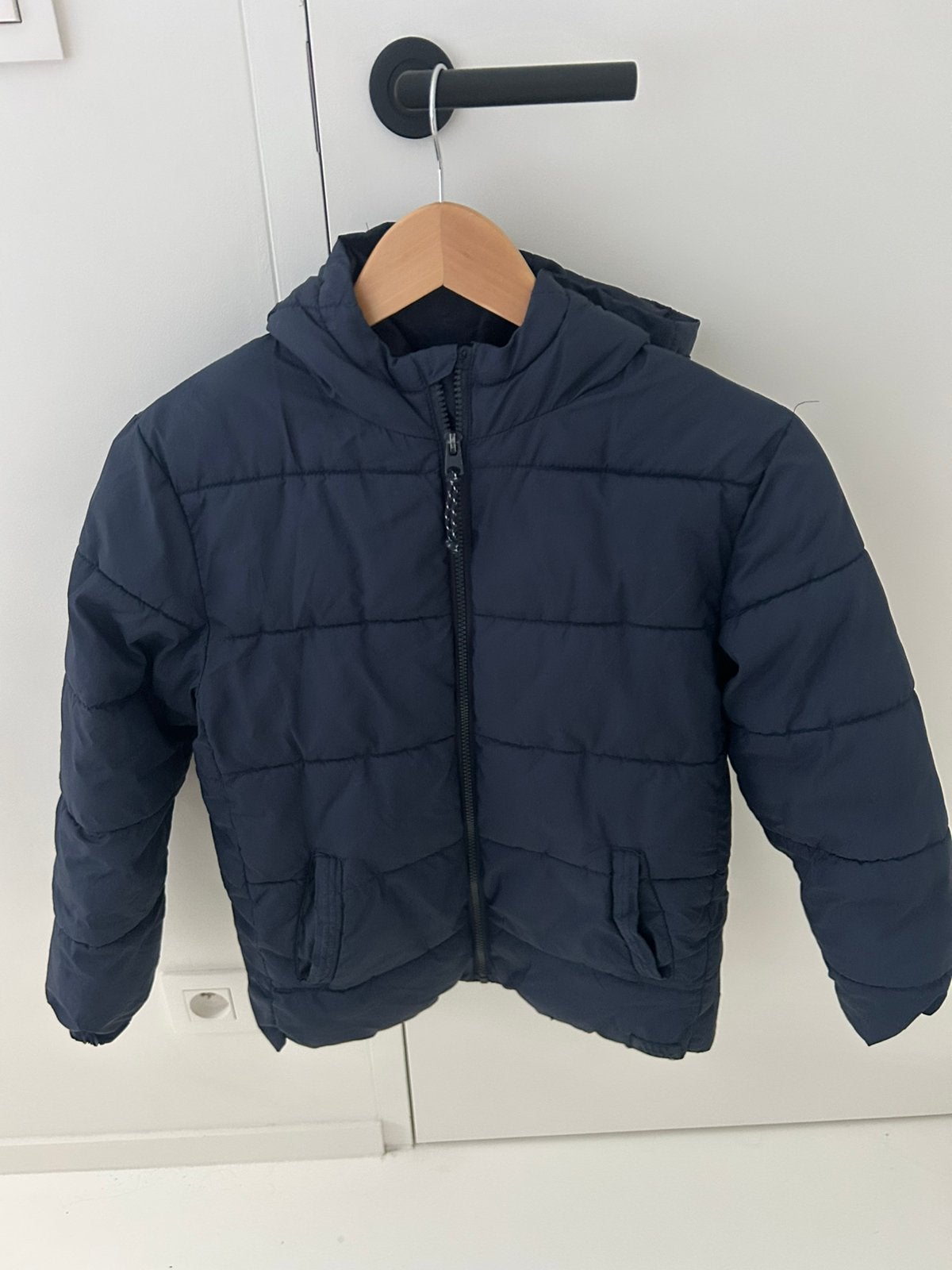 Donkerblauwe winterjas - Mt 140 - Mango, Kinderen en Baby's, Kinderkleding | Maat 140, Ophalen of Verzenden, Zo goed als nieuw