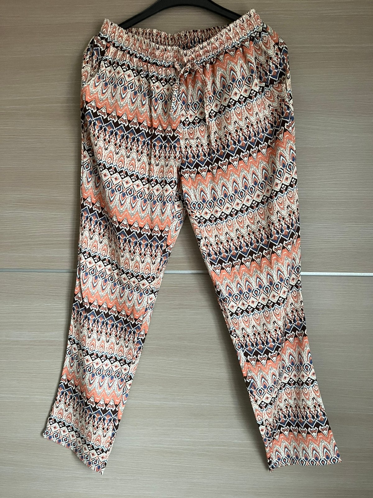 Gekleurde losse broek - maat M/L, Vêtements | Femmes, Culottes & Pantalons, Enlèvement ou Envoi, Neuf, Taille 38/40 (M)