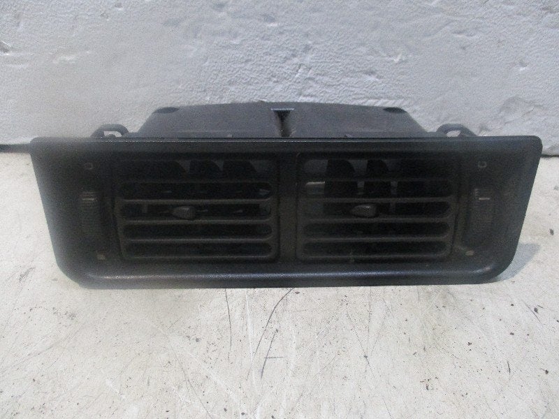DASHBOARD LUCHTROOSTER MIDDEN Ford Sierra 1987- (01-1970/-), Gebruikt, Henry-Ford-Straße  1
50735  Köln, DE, Ford-Werke GmbH, Kunden@ford.com