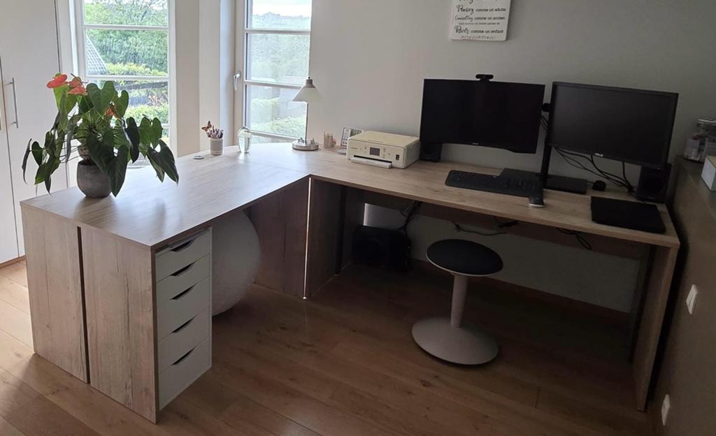 ​[Home24] Bureau d'angle Studio XL - Chêne clair & Blanc, Autres marques, Goulotte de câbles, Comme neuf, Brun