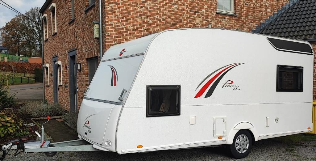 Bürstner Premio Plus 440 TK – 2017 – 6p - goed onderhouden, Caravans en Kamperen, Rondzit, Hefbed, Particulier, Bürstner