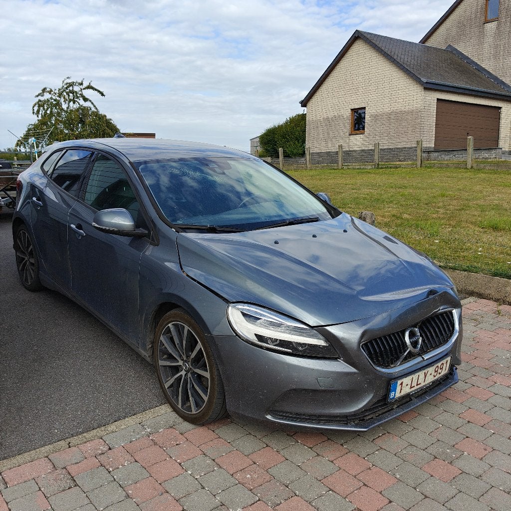 Volvo V40 accidentée, Auto's, Voorwielaandrijving, Stof, Zwart, Handgeschakeld