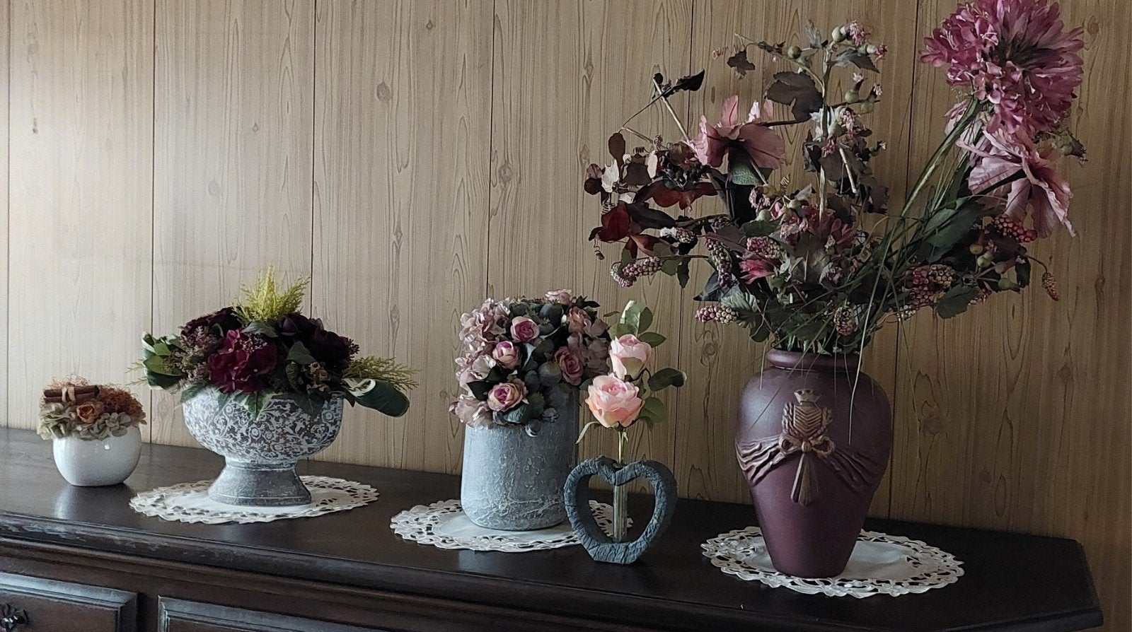 Vases variés avec fleurs artificielles - ensemble décoratif, Antiquités & Art, Enlèvement