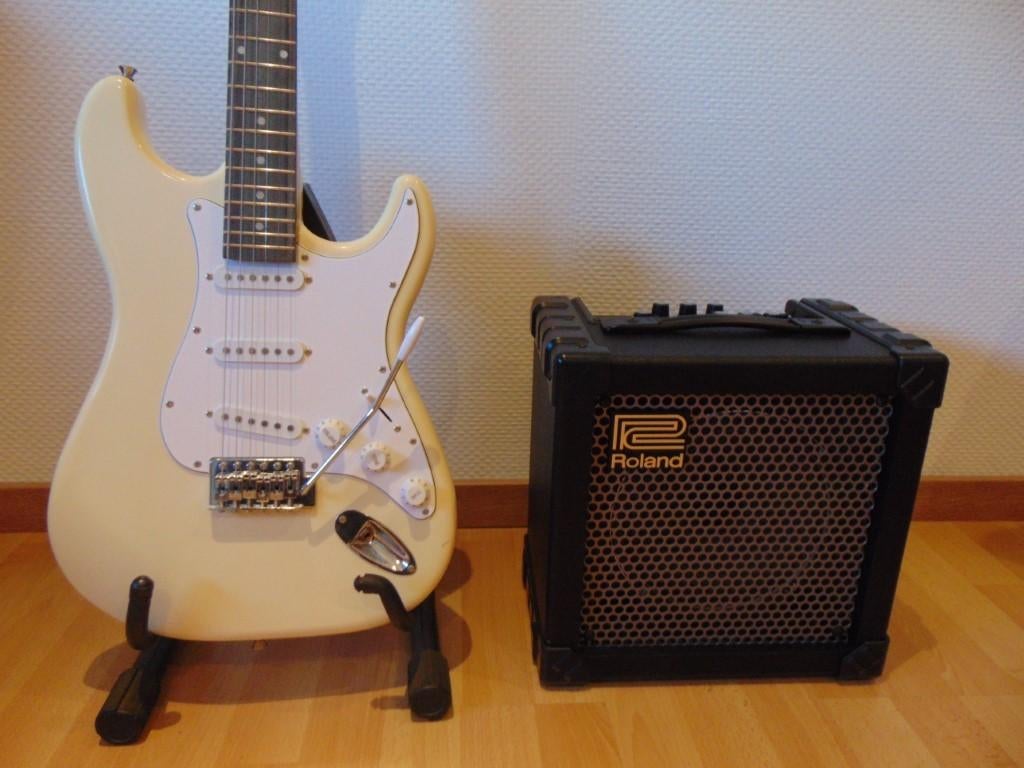 Gitaar Stratocaster + Gitaar versterker Roland Cube 15XL, Muziek en Instrumenten, Snaarinstrumenten | Gitaren | Elektrisch, Ophalen