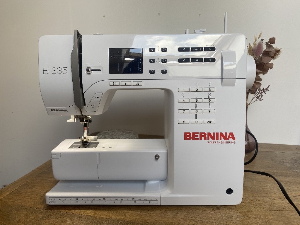 Bernina 335 naaimachine + accessoires, Hobby en Vrije tijd, Naaimachines en Toebehoren, Ophalen, Zo goed als nieuw, Naaimachine
