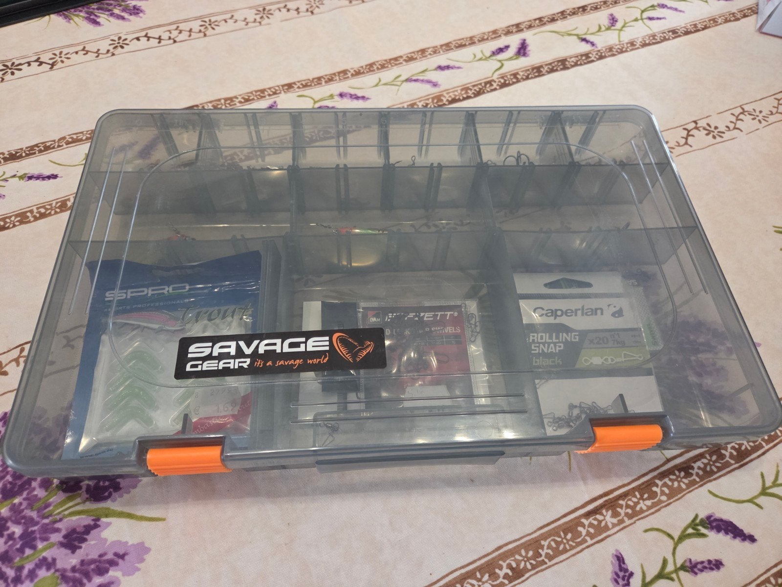 Boite " SAVAGE GEAR " (Pêche) + son contenu, Enlèvement