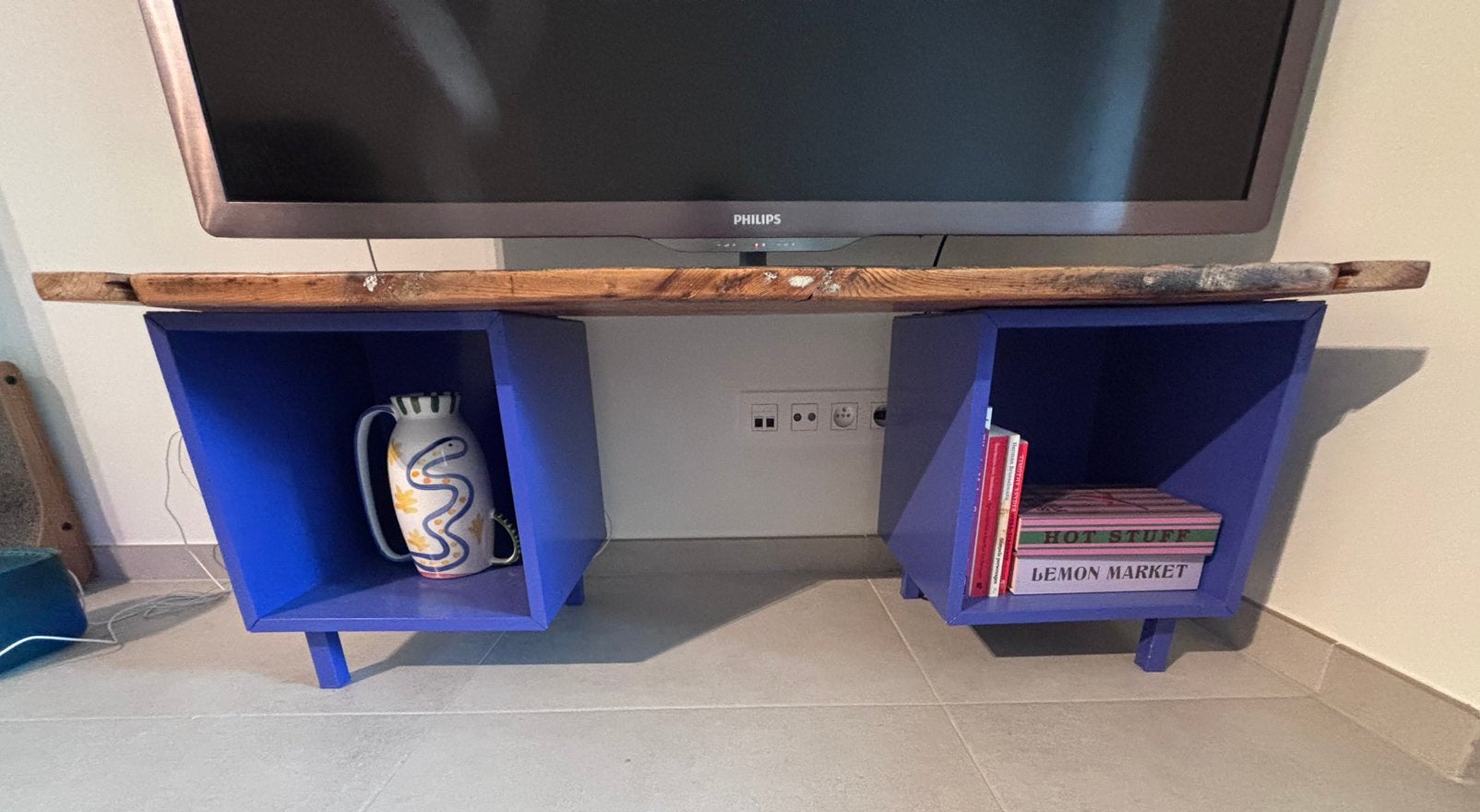 Televisiemeubel houten blad met blauw/paarse kastjes, 25 à 50 cm, Moins de 100 cm, Comme neuf, 100 à 150 cm