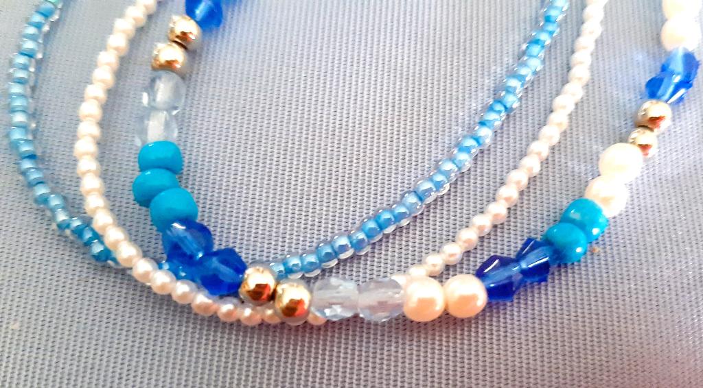 Te koop: Nieuw! Uniek! Mooie blauw/goudkleurige armbandje., Handtassen en Accessoires, Armbanden, Ophalen, Nieuw, Blauw, Overige materialen
