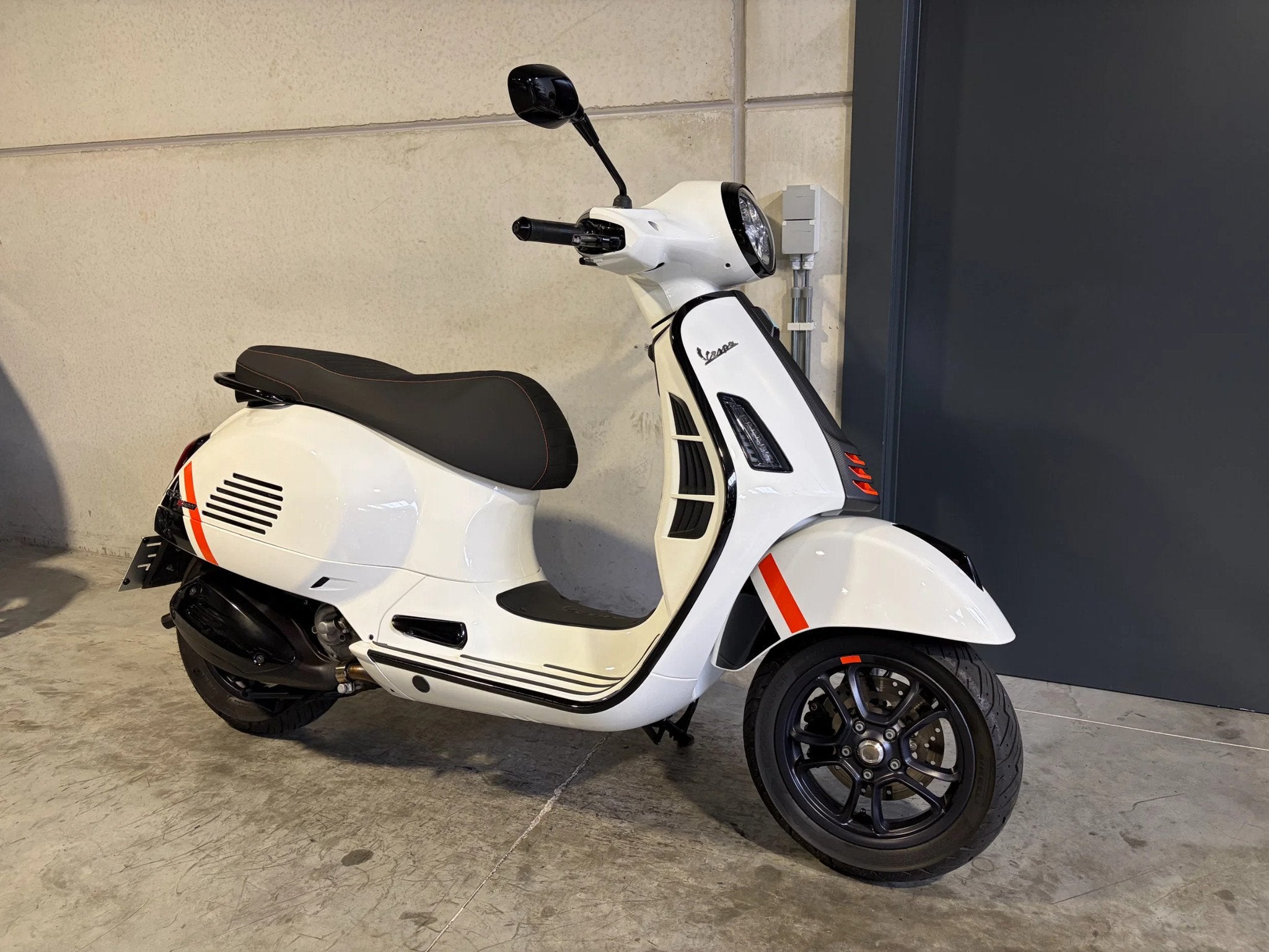 Vespa GTS 300 Super in topstaat (bj 2024), Motoren, Scooter, 300 cc, Bedrijf, 12 t/m 35 kW