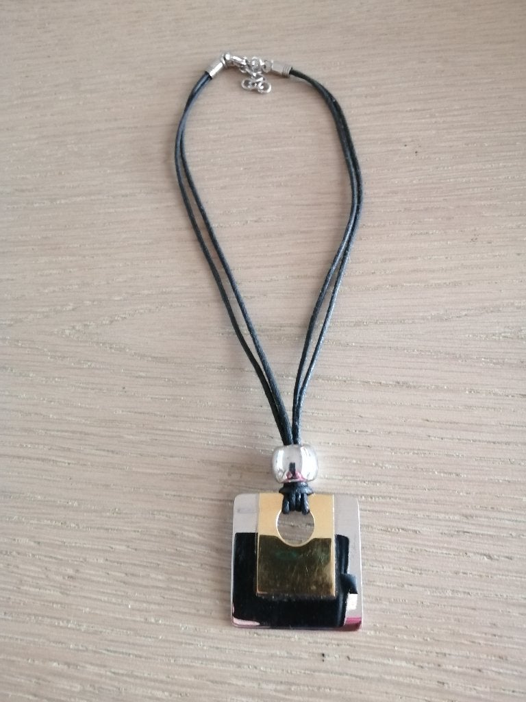 VICTORIA 2 kleurige ketting, Handtassen en Accessoires, Kettingen, Met hanger, Overige materialen, Ophalen of Verzenden, Zo goed als nieuw