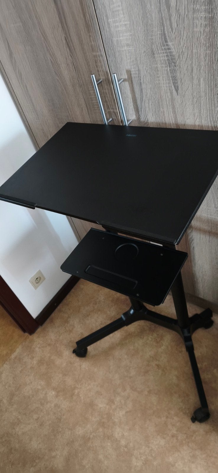 Bureau informatique réglable en hauteur sur roulettes – noir, Utilisé, Réglable en hauteur, Bureau debout, Enlèvement