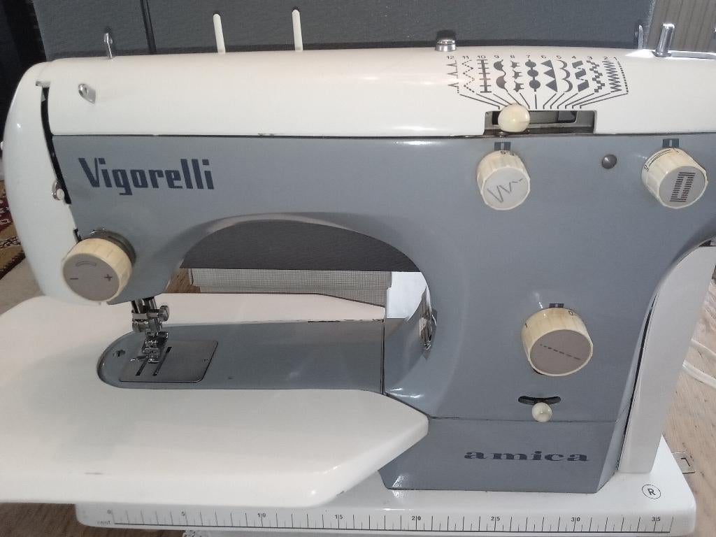 Naaimachien met siersteken/borduurstiksels, Ophalen, Zo goed als nieuw, Naaimachine, Overige merken