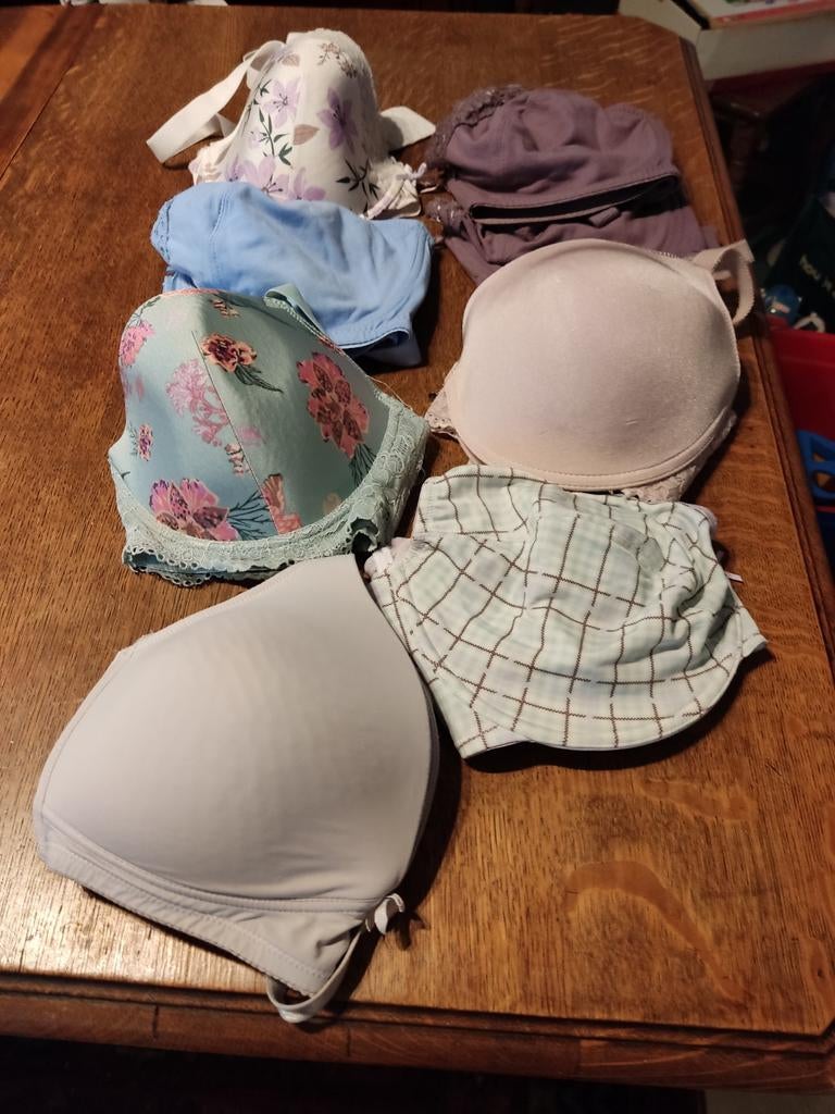 Soutiens-gorge 8 pièces taille 90 E, Enlèvement ou Envoi