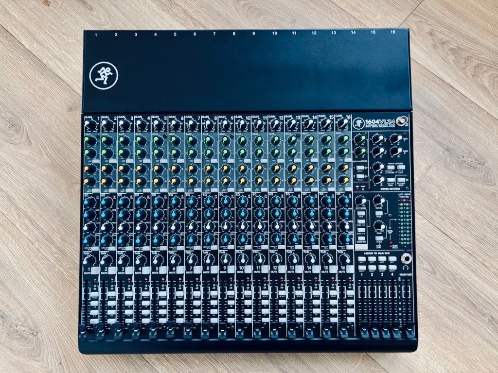 Mackie 1604 VLZ4 16-Channel 4-Bus Compact Analog Mixer, Ophalen, Zo goed als nieuw, 10 tot 20 kanalen, Microfooningang