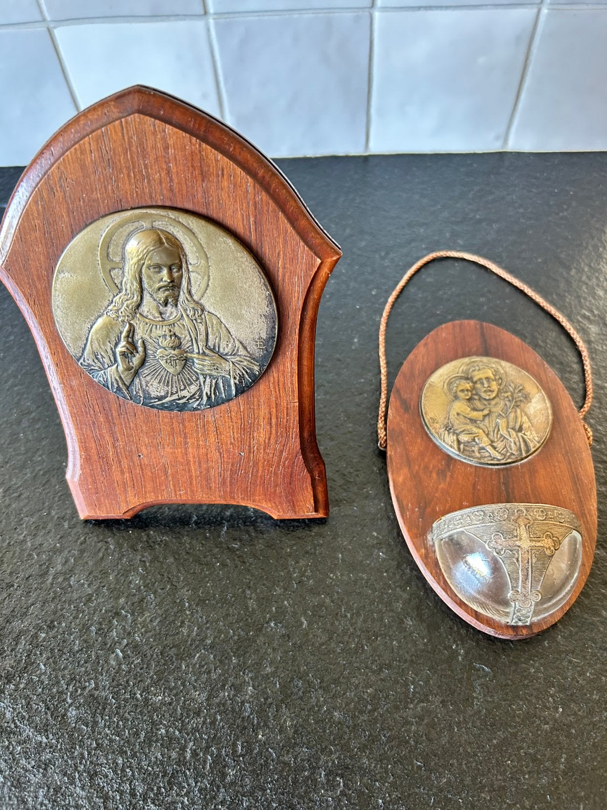 Set van 2 religieuze spullen: Heilig Hart & wijwatervat, Antiek en Kunst, Ophalen