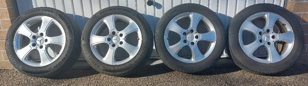 4 Alu velgen+zomerbanden 16’’ Mercedes A-klasse ( W169), Auto-onderdelen, Banden en Velgen, Ophalen, Gebruikt, 16 inch, Banden en Velgen