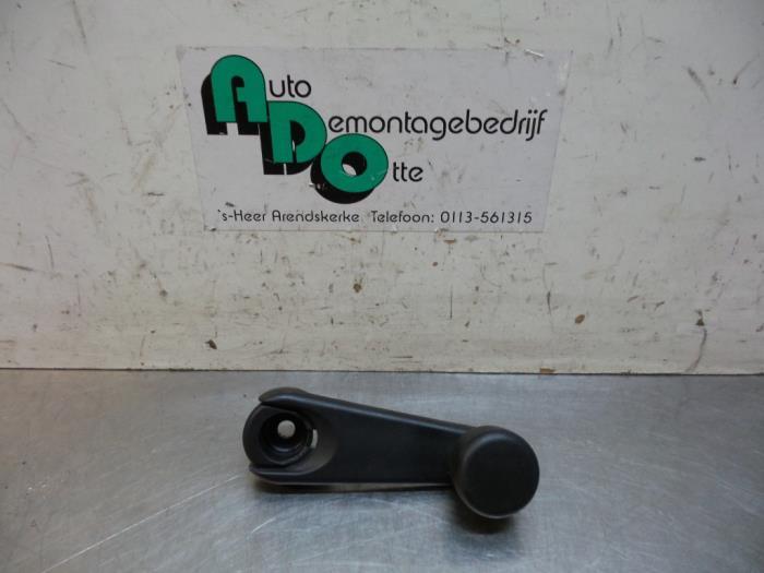 Manivelle de vitre d'un BMW 3-Serie (3-Serie 90-), Autos : Pièces & Accessoires, Vitres & Accessoires, BMW, Utilisé, Enlèvement ou Envoi