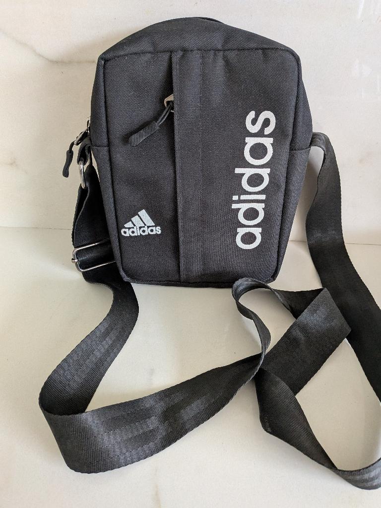Adidas : cross body tasje, Ophalen of Verzenden, Zo goed als nieuw, Zwart