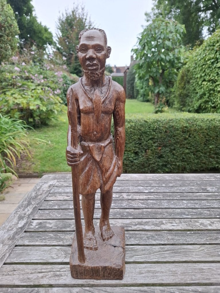 Houten beeldje „Afrikaanse oude man met speer”, Houtsnijwerk, Ophalen of Verzenden, 20 - 50 cm, Hout