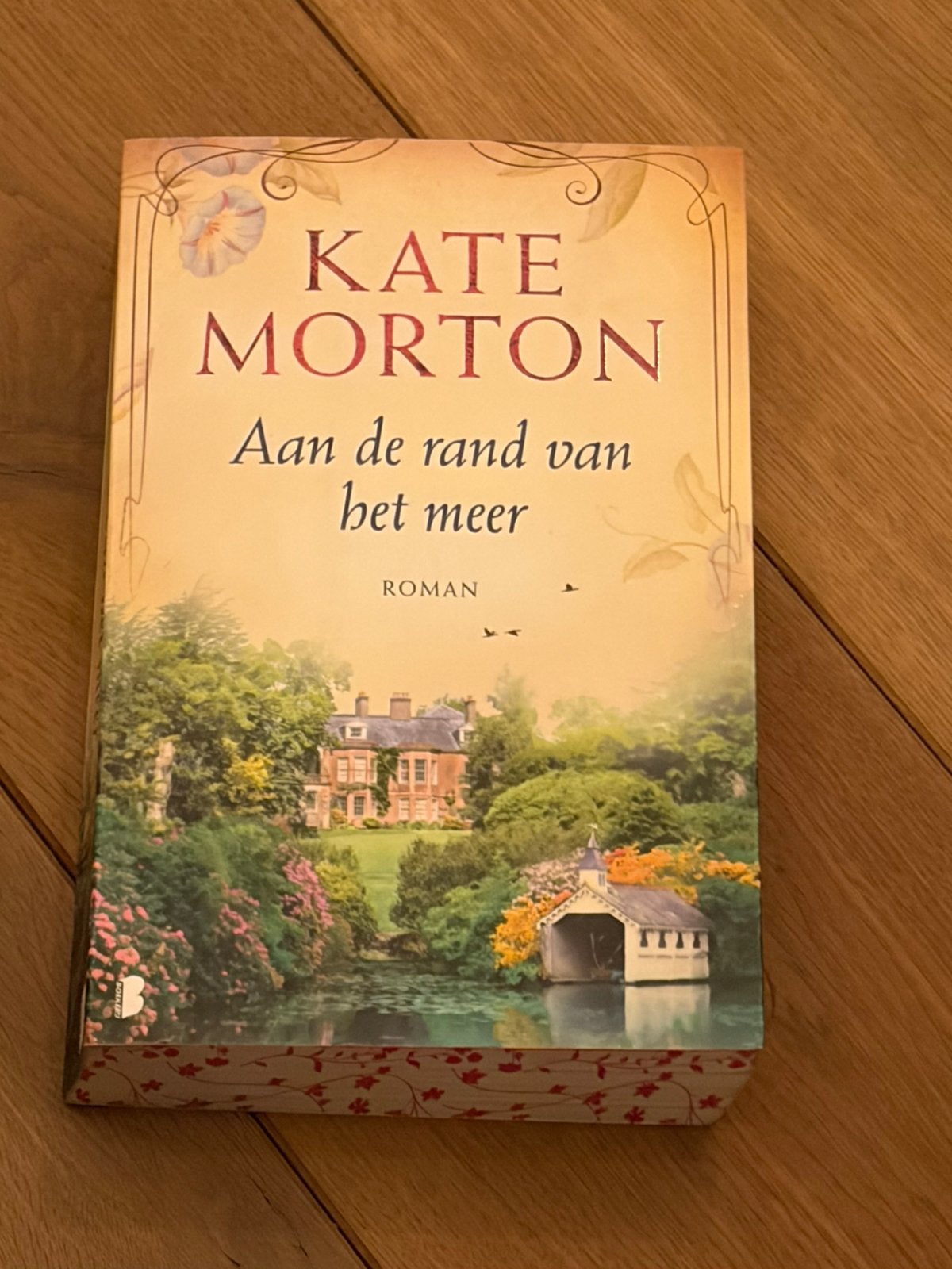Kate Morton - Aan de rand van het meer, Boeken, Ophalen of Verzenden, Zo goed als nieuw