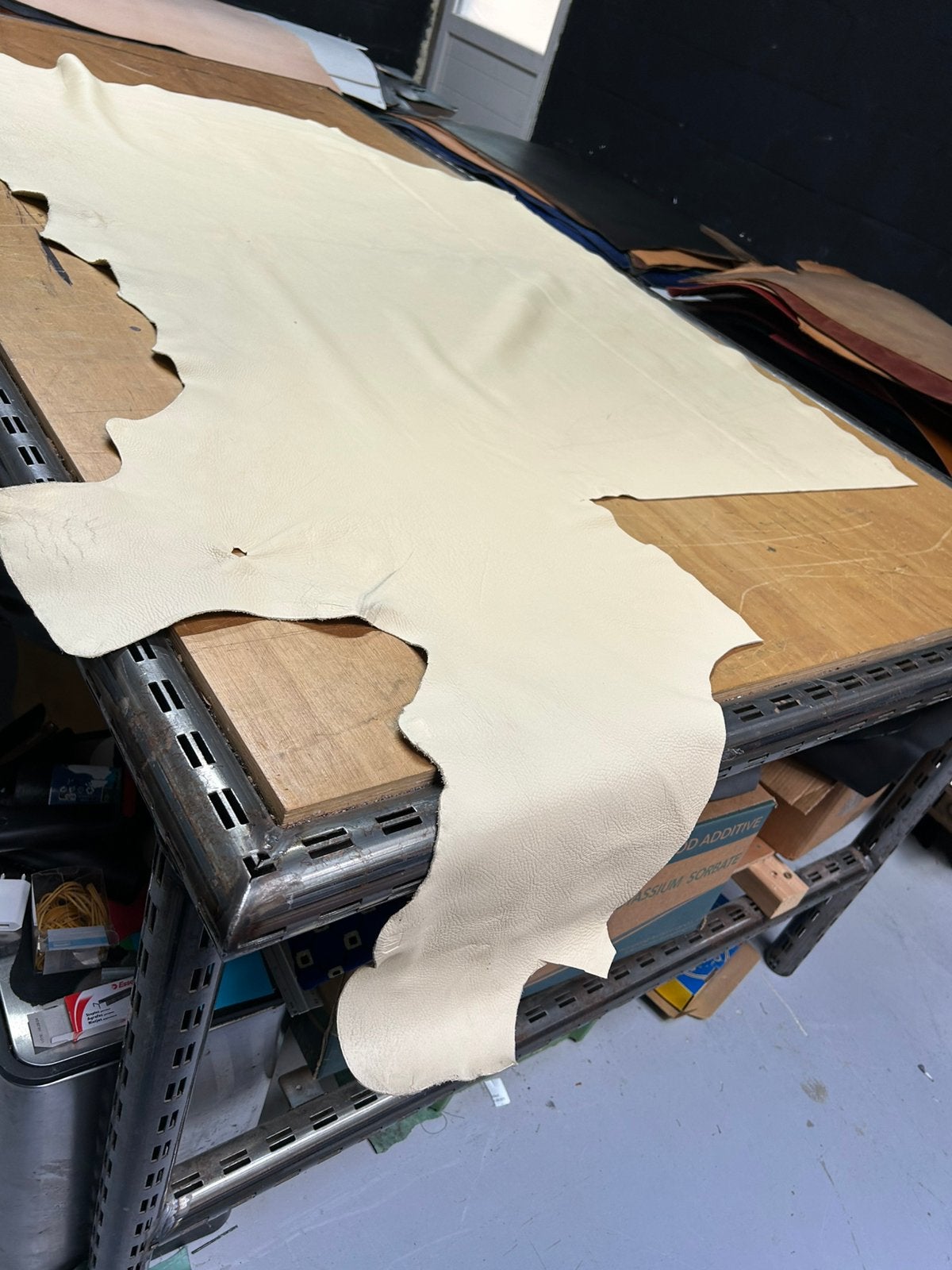 Beige kleur leer lap 1.5 mm dikte soepel A-433, Ophalen of Verzenden, Zo goed als nieuw, Beige
