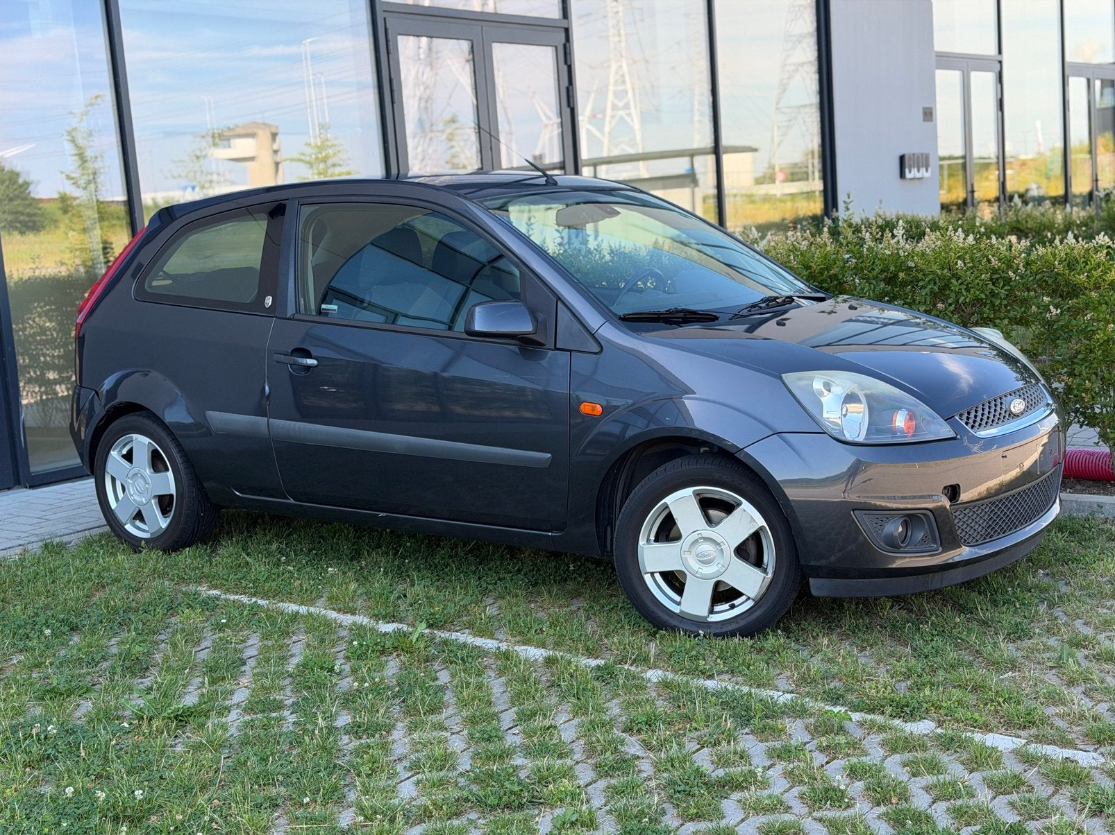 Ford Fiesta Ghia 1.4 Benzine / Airco / 2007 / 134.000km's, Autos, Entreprise, Boîte manuelle, Noir, 5 places