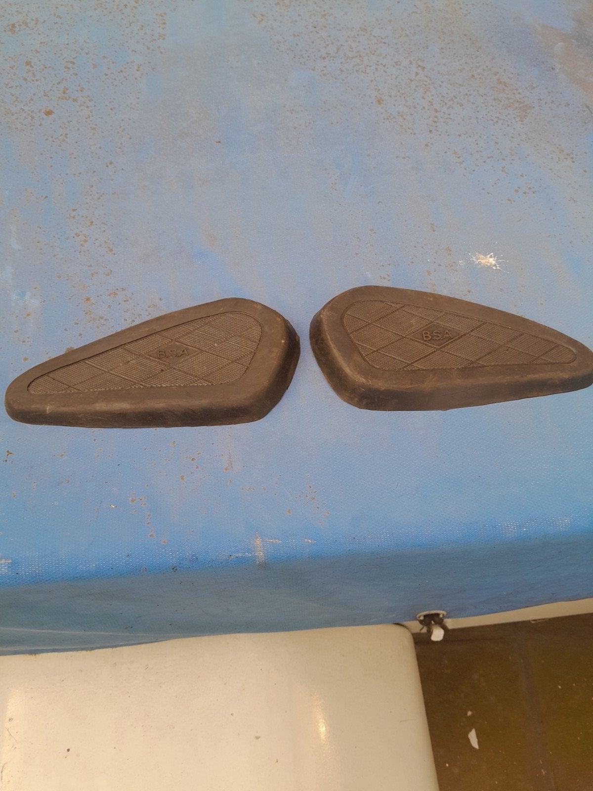 BSA tankrubbers, Motoren, Ophalen