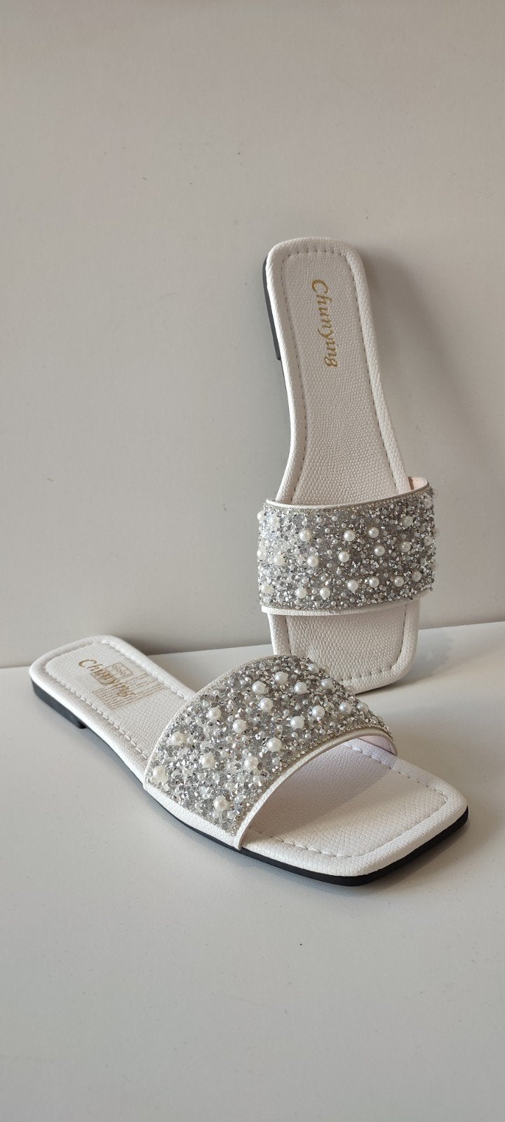 Sandales blanches avec perles et strass – taille 41 (neuves), Enlèvement ou Envoi, Neuf, Blanc, Chaussures