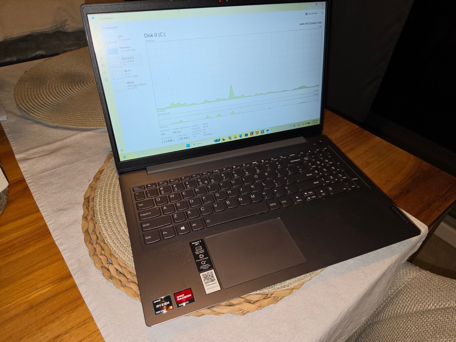 Lenovo IdeaPad 3 (15 pouces) - AMD Ryzen 3, 8 Go de RAM, 256, Qwerty, 8 GB, Enlèvement, SSD