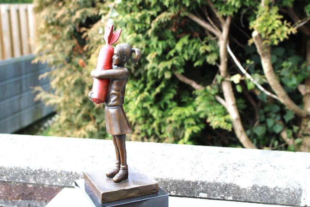Het meisje heeft de rode bronzen bom gesigneerd, BANKSY, Ophalen of Verzenden, Brons